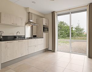 Genieen Sie die Terrasse der 4-Personen-Villa Oostduin des Strand Resort Ouddorp Duin in Ouddorp, Sdholland, mit bequemen Sitzgelegenheiten.