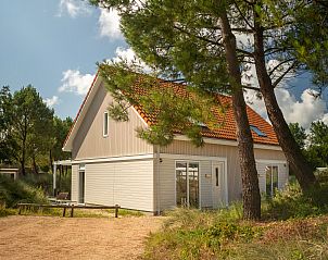 Moderne Kche und Essbereich in der Villa Strand Resort Ouddorp Duin, perfekt fr ein gemtliches Abendessen in Ouddorp, Sdholland.