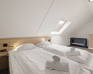 Esszimmer mit viel Licht in Strand Resort Ouddorp Duin Villa, ideal fr Familienessen in Ouddorp, Goeree-Overflakkee.