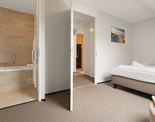 Gemtlicher Essbereich mit Blick auf den Garten in der Villa Strand Resort Ouddorp Duin, ideal fr das Frhstck in Ouddorp.