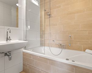 Offene Kche und Wohnzimmer im Strand Resort Ouddorp Duin Villa, ein moderner Raum fr Komfort in Ouddorp.