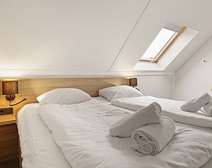 Sonnige Terrasse mit Esstisch in der Villa Strand Resort Ouddorp Duin, perfekt fr Mahlzeiten im Freien in Ouddorp, Sdholland.