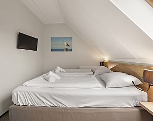 Private Terrasse mit Liegesthlen in der Villa Strand Resort Ouddorp Duin, ein Ort zum Entspannen in der Sonne in Ouddorp.