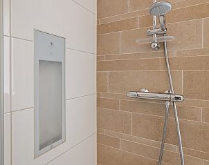 Komfortables Schlafzimmer mit Dachfenster im Strand Resort Ouddorp Duin Villa, ein ruhiger Ort in Ouddorp.