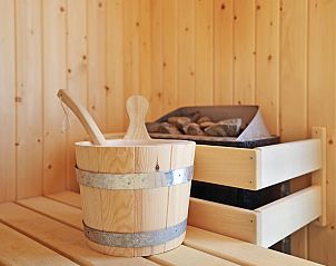Gerumiges Schlafzimmer mit Doppelbett in der Villa Strand Resort Ouddorp Duin, ideal fr eine erholsame Nachtruhe in Ouddorp.