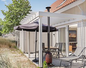 Schlafzimmer mit angeschlossenem Bad in der Villa Strand Resort Ouddorp Duin, fr zustzlichen Komfort in Ouddorp.