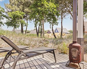 Modernes Badezimmer mit Badewanne in der Villa Strand Resort Ouddorp Duin, ideal fr Entspannung in Ouddorp.