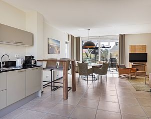 Gemtliches Schlafzimmer mit TV in der Villa Strand Resort Ouddorp Duin, ein komfortabler Ort zum Entspannen in Ouddorp.