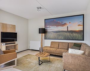 Schlafzimmer mit Spiegel und Schreibtisch in der Villa Strand Resort Ouddorp Duin, ideal fr Arbeit oder Studium in Ouddorp.