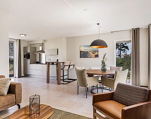 Stilvolles Badezimmer mit Dusche in der Villa Strand Resort Ouddorp Duin, ausgestattet mit modernen Annehmlichkeiten in Ouddorp.