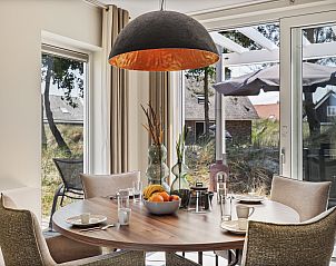 Auenbereich des Strand Resort Ouddorp Duin Villa, umgeben von Dnen und Natur, ideal fr einen ruhigen Urlaub in Ouddorp.