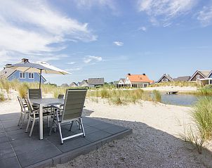 Gezellige eethoek in Strand Resort Ouddorp Duin, 6-persoons villa Zandduin in Ouddorp, met uitzicht op het terras en duinen in Zuid-Holland.
