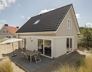 Geniet van het terras bij Strand Resort Ouddorp Duin's 6-persoons villa Zandduin, omgeven door duinen in Ouddorp, Zuid-Holland.