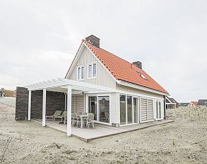 Gezellige woonkamer in Strand Resort Ouddorp Duin villa, Ouddorp, Goeree-Overflakkee, met comfortabele banken en moderne inrichting.
