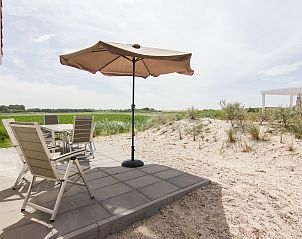 Strand Resort Ouddorp Duin 8-persoons villa Klepperduin in Ouddorp, Zuid-Holland met zonnig terras en uitzicht op groene velden.