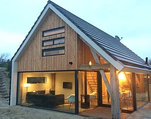 Vakantiehuis in Ouddorp met moderne houten gevel, gelegen op Goeree-Overflakkee in Zuid-Holland, biedt een sfeervolle binnenruimte.