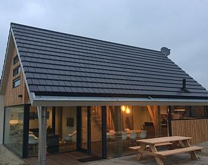 Vakantiehuis in Ouddorp met ruime veranda en houten afwerking, ideaal voor ontspanning op Goeree-Overflakkee in Zuid-Holland.