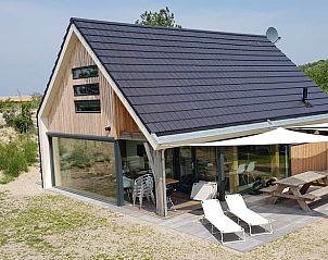 Vakantiehuis in Ouddorp met zonnig terras en ligstoelen, gelegen in de natuur van Goeree-Overflakkee, Zuid-Holland.