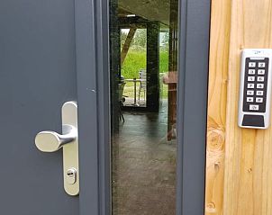 Moderne ingang van Vakantiehuis in Ouddorp, met codepaneel op Goeree-Overflakkee, Zuid-Holland, voor extra veiligheid.