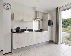 Komfortable Sitzecke mit Blick auf die Natur in der Villa Strand Resort Ouddorp Duin.