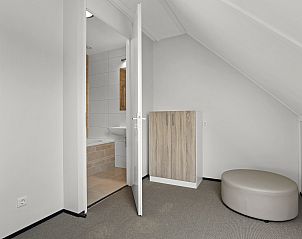 Stilvolle Essecke mit Blick auf die Terrasse im Ferienhaus Strand Resort Ouddorp Duin.