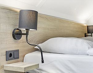 Auenterrasse mit Essgelegenheit im Strand Resort Ouddorp Duin, ideal fr sonnige Tage.