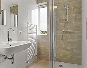 Die Holztreppe in der Villa des Strand Resort Ouddorp Duin fhrt in die obere Etage.