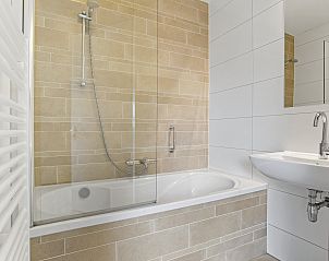 Schlafzimmer mit bequemem Bett im Strand Resort Ouddorp Duin, ideal zum Entspannen.