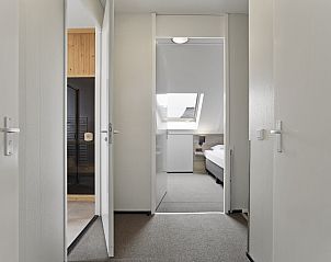 Helles Schlafzimmer mit Dachfenster in der Villa im Strand Resort Ouddorp Duin, Ouddorp.