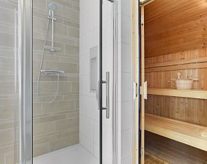 Die stimmungsvolle Beleuchtung der Schlafzimmer im Strand Resort Ouddorp Duin schafft ein beruhigendes Ambiente.