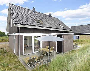 Badezimmer mit Sauna und Dusche im Strand Resort Ouddorp Duin, fr die ultimative Entspannung.