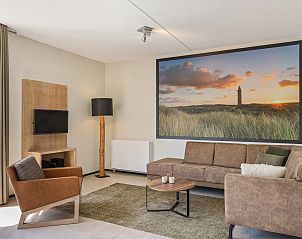 Badezimmer mit Badewanne in der Villa im Strand Resort Ouddorp Duin, perfekt zum Entspannen.