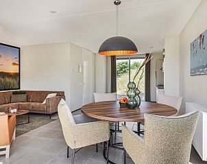 Hinterhof mit Terrasse und Sonnenschirm im Strand Resort Ouddorp Duin, genieen Sie die Natur.