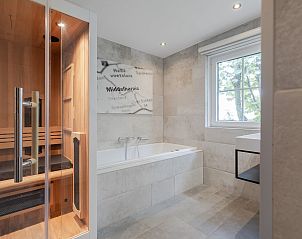Luxury bathroom in Bungalow Middelharnis, Ouddorp with sauna and bathtub for ultimate relaxation.