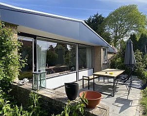 Buitenzijde van VZ934 Bungalow in Ouddorp met terras en groene omgeving in Goeree-Overflakkee, Zuid-Holland.