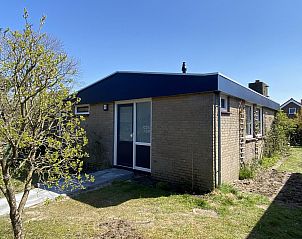 Achteraanzicht van VZ934 Bungalow in Ouddorp, vakantiehuis gelegen in de groene natuur van Goeree-Overflakkee.