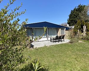 Voorzijde van VZ934 Bungalow in Ouddorp, vakantiehuis met ruime tuin in Zuid-Holland.