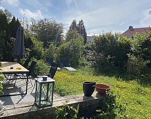 Zonnig terras van VZ934 Bungalow in Ouddorp, omgeven door weelderige natuur in Goeree-Overflakkee.