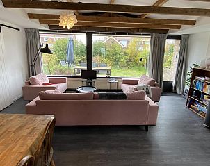 Interieur van VZ934 Bungalow in Ouddorp met comfortabele zithoek, gelegen in Goeree-Overflakkee.