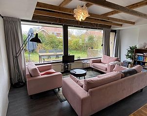 Ruime woonkamer van VZ934 Bungalow in Ouddorp, vakantiehuis met moderne inrichting in Zuid-Holland.