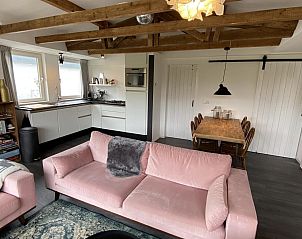 Open keuken en eetruimte van VZ934 Bungalow in Ouddorp, ideaal voor familievakanties in Goeree-Overflakkee.