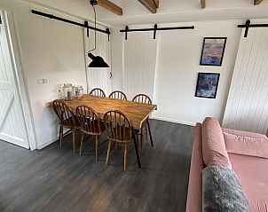 Eethoek van VZ934 Bungalow in Ouddorp met houten tafel, perfect voor gezellige maaltijden in Zuid-Holland.