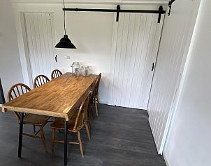 Stijlvolle eetkamer van VZ934 Bungalow in Ouddorp, vakantiehuis in de natuur van Goeree-Overflakkee.