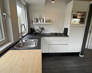 Volledig uitgeruste keuken van VZ934 Bungalow in Ouddorp, perfect voor culinaire avonturen in Goeree-Overflakkee.