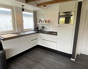 Kleine maar functionele keuken in VZ934 Bungalow in Ouddorp, ideaal voor vakantiekoks in Zuid-Holland.
