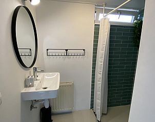 Stijlvolle badkamer van VZ934 Bungalow in Ouddorp met strakke afwerking in Zuid-Holland.