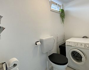 Praktische wasruimte van VZ934 Bungalow in Ouddorp met wasmachine, ideaal voor langere verblijven in Goeree-Overflakkee.