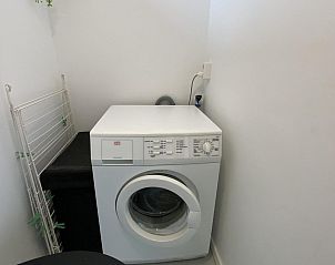 Wasruimte met wasmachine in VZ934 Bungalow in Ouddorp, vakantiehuis in Zuid-Holland.