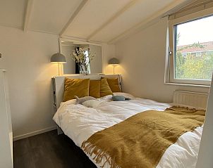 Sfeervolle slaapkamer met tweepersoonsbed in VZ934 Bungalow in Ouddorp, gelegen in Goeree-Overflakkee.