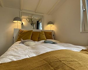 Gezellige slaapkamer in VZ934 Bungalow in Ouddorp met comfortabele inrichting in Zuid-Holland.